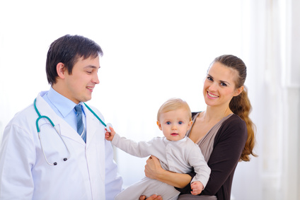 Bild in der Rubrik Baby und Kinder in gesundheitsaspekte. Kinderarzt mit Mutter und Säugling.