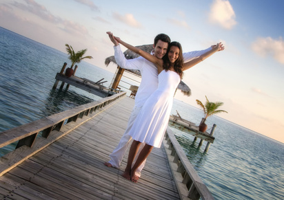 Sensual happy couple in white clothes on a pier (Maldives), Fotolia.com. © XtravaganT