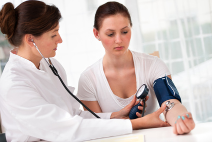Ärztin misst den Blutdruck und Puls bei Patientin © Alexander Raths, Fotolia.com